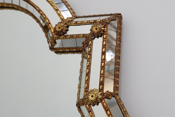 Image 1 of Grand miroir trapézoïdal en laiton et mosaïque de style vénitien du XXe siècle