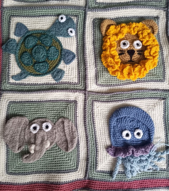 Image 1 of Handgemaakte Gehaakte Dieren Deken 16 vierkantjes