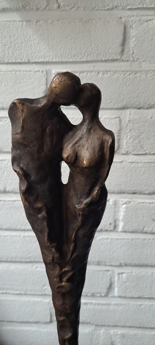 Innamorato, statua in bronzo su piedistallo