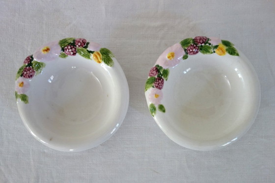 Image 1 of 6 piatti + 2 ciotole, barbotine con decorazione di frutta vintage