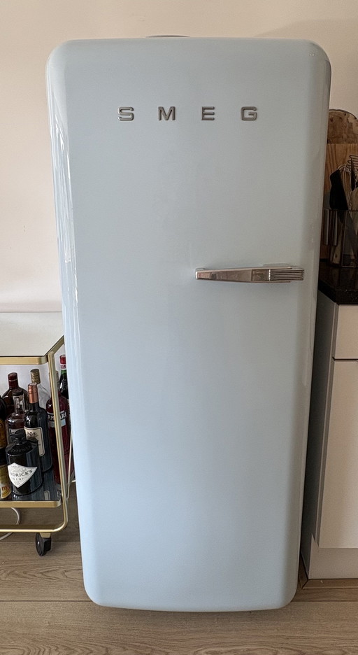 Frigorifero SMEG Fab28, colore azzurro pastello.
