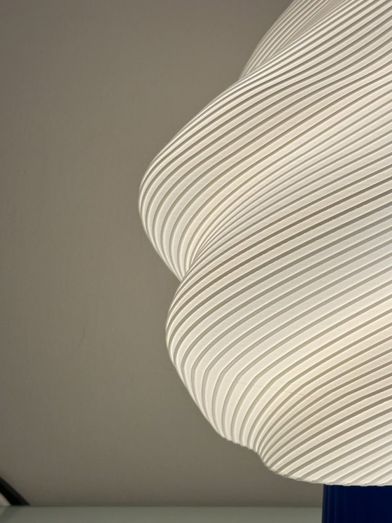 Image 1 of Skulpturale Lampe Magda | Blau & Weiß