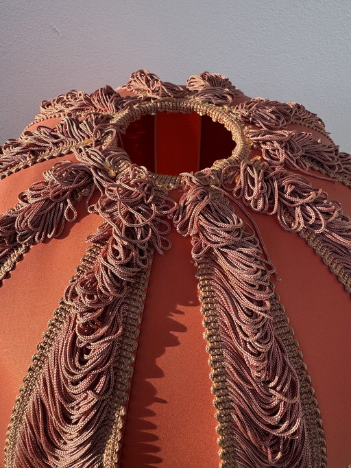 Gran lámpara de los años 60 en forma de campana con pantalla con flecos