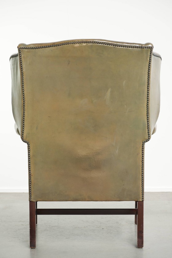 Alter Leder-Ohrensessel im englischen Stil mit schöner Patina und einzigartiger Farbe – Leather, Klassiek (photo 4 of 13)