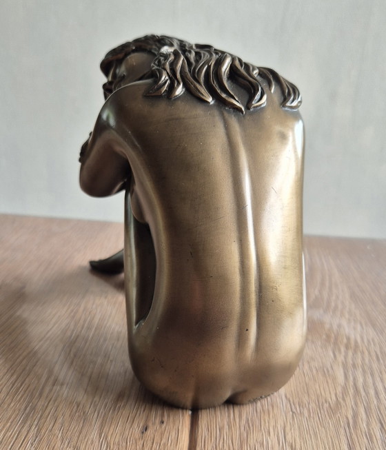 Image 1 of Mujer sentada
