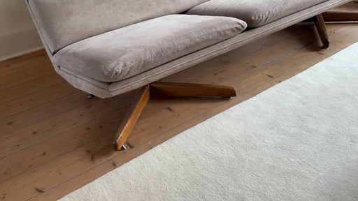 Georges van Rijck Beaufort 50er-Jahre-Sofa mit Holzbeinen