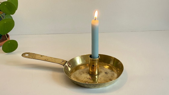Image 1 of Antiker, niedriger Kerzenleuchter aus massivem Messing