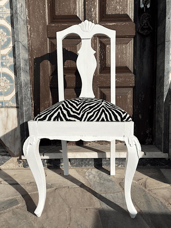 Chaise de salle à manger portugaise baroque ancienne en bois et tissu zébré, revisitée au style contemporain. (photo 3 of 19)