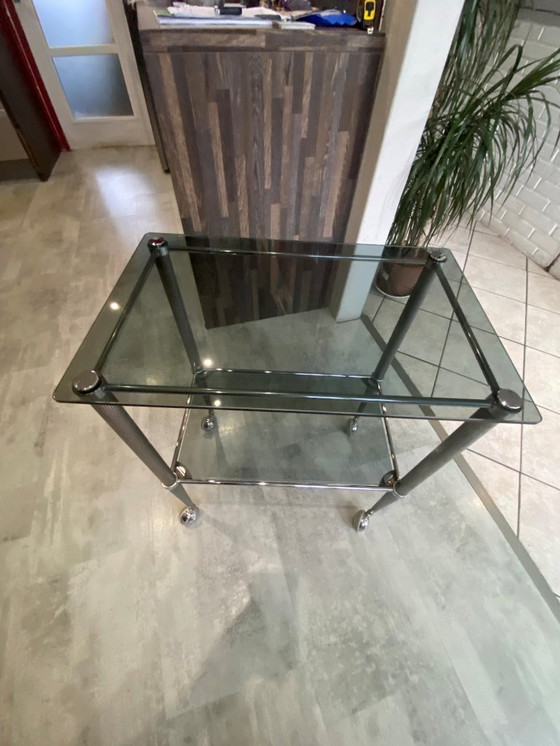 Image 1 of Carrello bar vintage anni '50 in metallo argentato con due ripiani in vetro fumé su ruote.