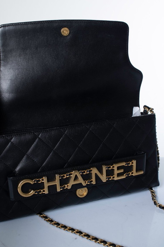 Chanel, Bolso de mano con solapa y logo encadenado – Clutches, Lambskin (photo 18 of 18)