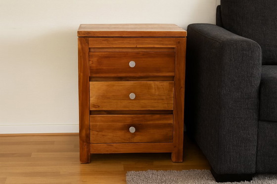 Image 1 of Table de chevet en bois - robuste et intemporelle