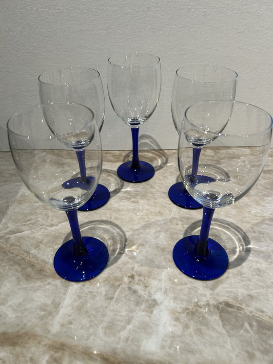 Image 1 of 5 Luminarc witte wijnglazen kobaltblauw