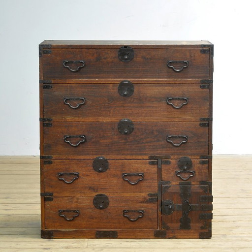 Cómoda japonesa Tansu, circa 1870.