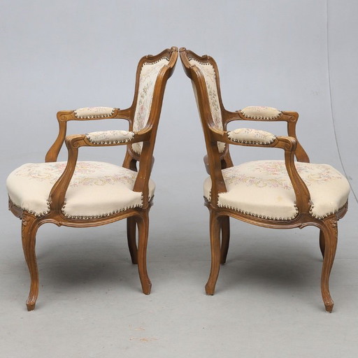 Een paar antieke houten fauteuils in Lodewijk XV-stijl met rococo-uitvoering, daterend uit 1950-1960.