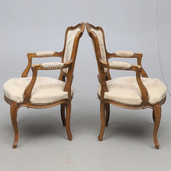 Image 1 of Een paar antieke houten fauteuils in Lodewijk XV-stijl met rococo-uitvoering, daterend uit 1950-1960.