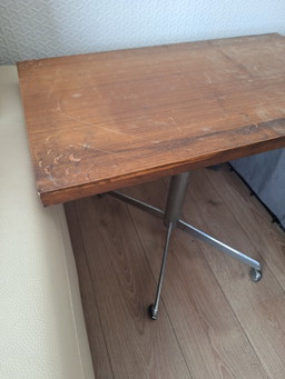 Tavolo vintage in legno su ruote