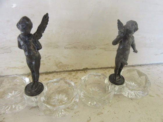 Image 1 of 2 recipientes para salero y pimentero con forma de ángeles querubines de cristal y metal negro (a uno de ellos le falta un ala) 