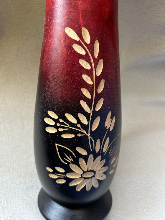 Image 1 of un vaso decorativo in legno di mango intagliato