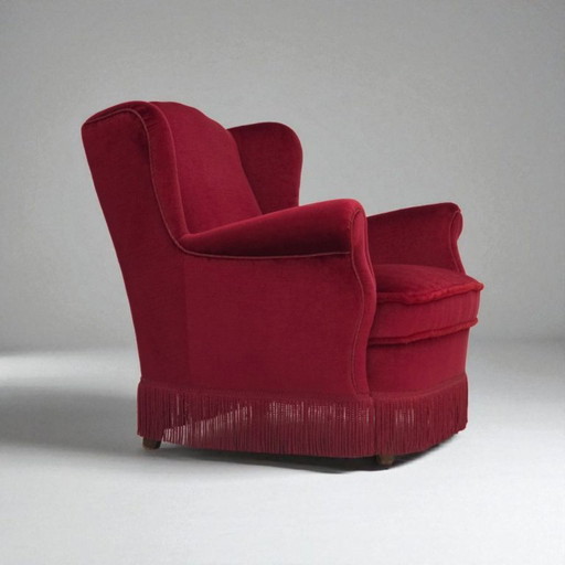 Poltrona danese degli anni '60, velluto rosso da arredamento, gambe in legno di faggio.