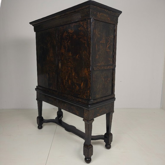 Image 1 of Ein seltener niederländischer Chinoiserie-Schrank aus dem frühen 18. Jahrhundert, lackiert, um 1700.