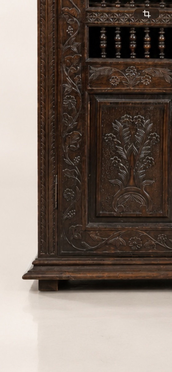 Antiker geschnitzter Holz-Kleiderschrank – Kleiderschränke, Wood (photo 4 of 6)