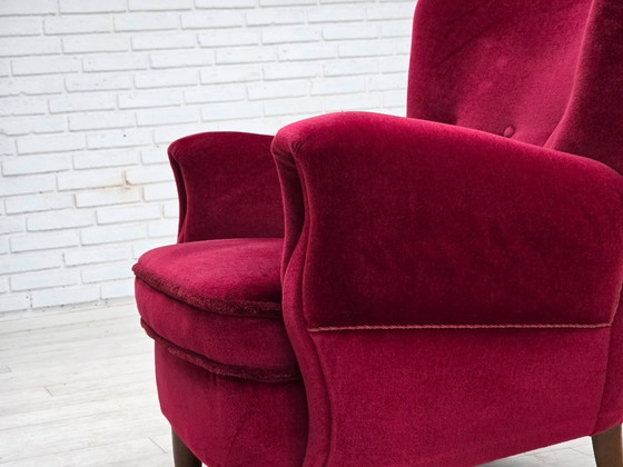 Image 1 of Fauteuil danois des années 60, velours d'ameublement rouge cerise, pieds en bois de hêtre.