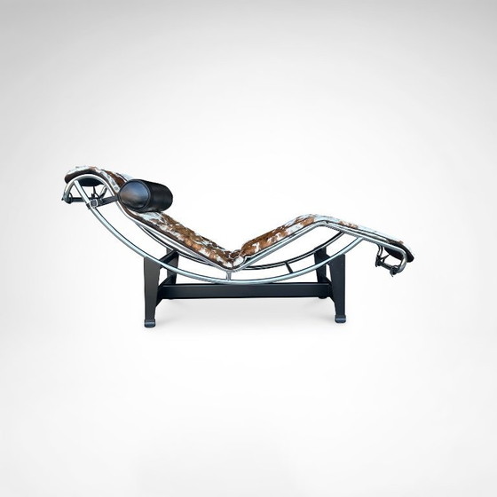 Image 1 of Chaise longue double LC4 en peau de poney, conçue par Le Corbusier pour Cassina dans les années 1990.