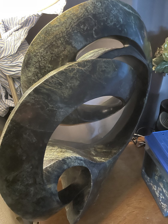 Image 1 of Exklusive Cliff Makore Skulptur „Chronik“ – 50 kg Gepardenjade (gesegnet/signiert)