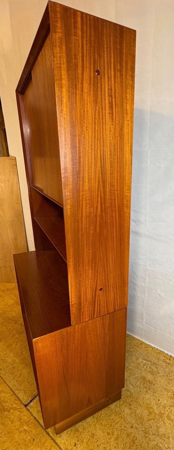 Image 1 of Mueble de pared/librería retro de teca de mediados de siglo de Poul Hundevad (años 60). Un fantástico y elegante mueble de pared
