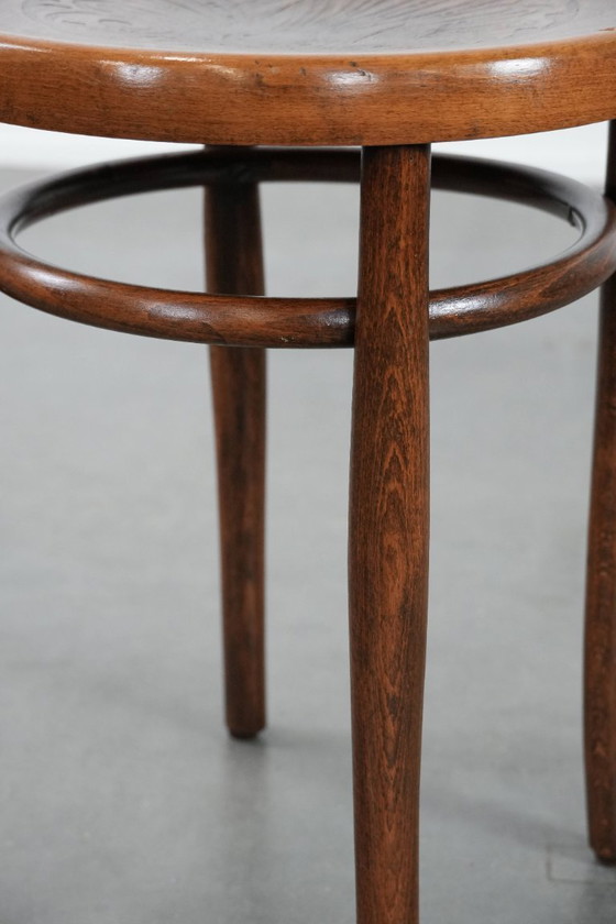 Image 1 of Tabouret ancien en bois courbé de style Thonet, datant du début des années 1900.