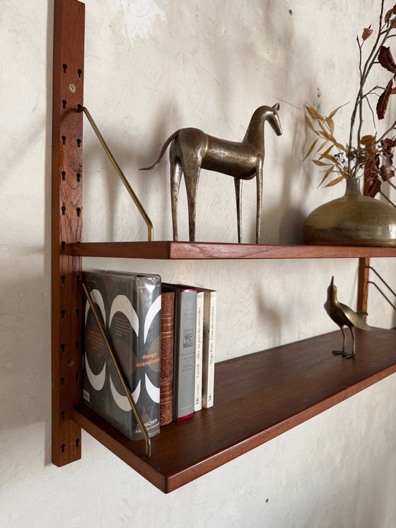 Libreria a muro scandinava vintage in teak di Sven Ellekaer – Scaffali a muro, Brass, Scandinavian (photo 2 of 9)