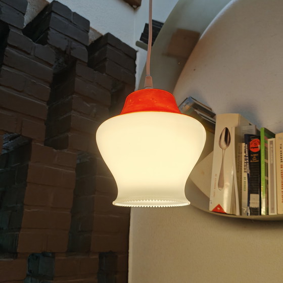 Image 1 of Lampada a sospensione vintage in vetro opalino con paralume rosso – impianto elettrico rinnovato – anni '60/'70