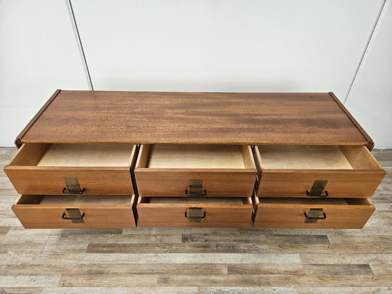 Image 1 of Notenhouten ladekast uit de jaren 60 met details van ijzer en messing.