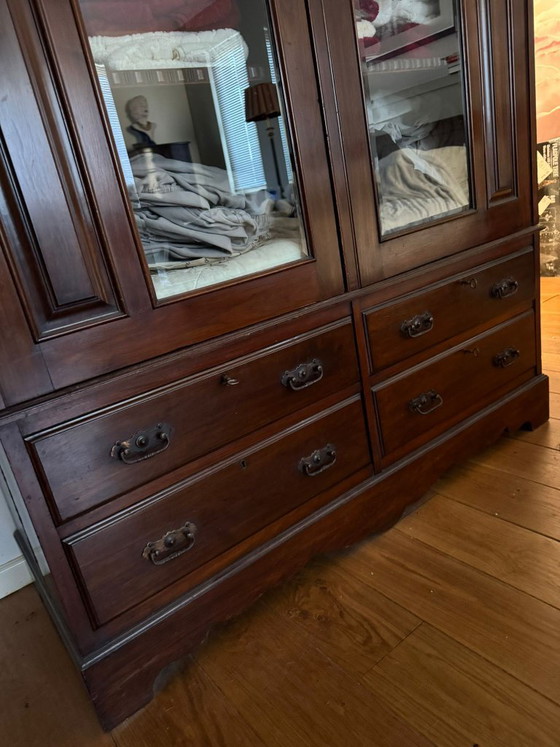Mahogany Wooden display cabinet with glass and drawers, Brown, Klassiek (photo 10 of 12)