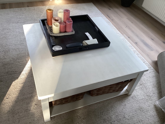 Image 1 of Mesa de centro cuadrada y robusta. Madera maciza.