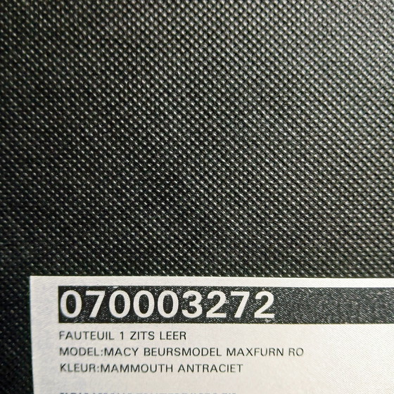 Image 1 of Eleganter anthrazitfarbener Ledersessel „Mace“ von Mammouth, erhältlich bei maxfurn