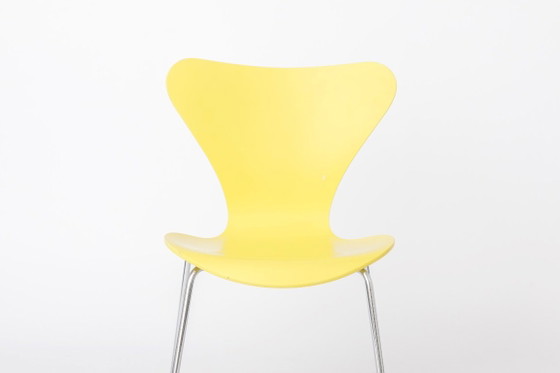 Chaise Arne Jacobsen Série 7 Modèle 3107 | Chaise de salle à manger jaune Fritz Hansen | Classique du design (photo 7 of 11)