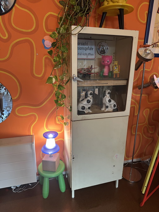 Vintage industriële apothekerskast / vitrinekast 