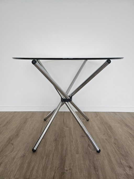 Round dining room table in glass and chromed steel