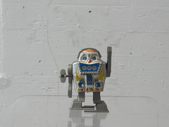 Image 1 of Set di 2 robot argentati a carica manuale, prodotti da Yon, Giappone, anni '60.