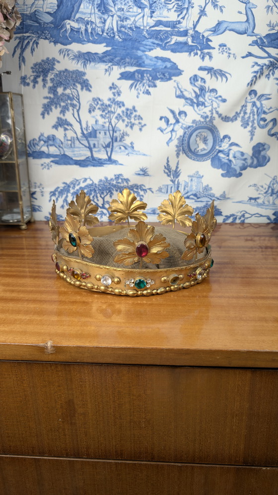 Image 1 of Grande Corona della Vergine in ottone dorato e cabochon in vetro colorato del XIX secolo