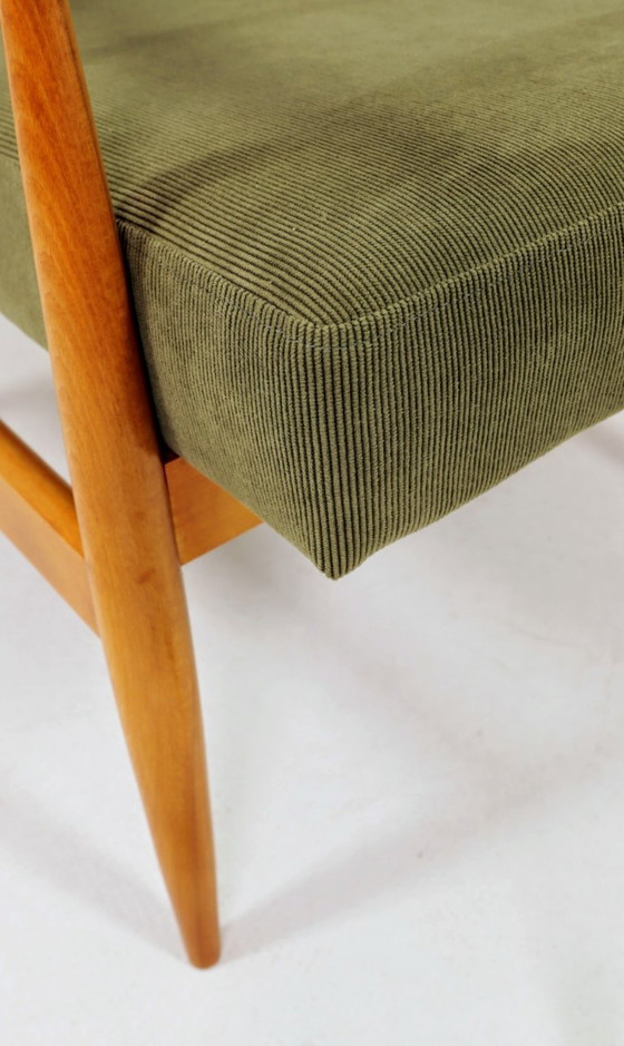 Image 1 of Fauteuil moderne du milieu du siècle en velours côtelé vert olive