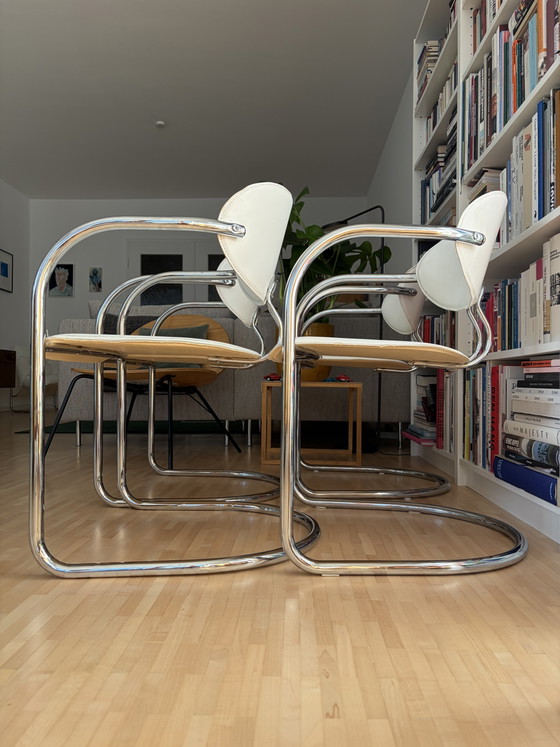 Image 1 of 6 hoogwaardige cantileverstoelen met chromen frame en witte Skai-bekleding.