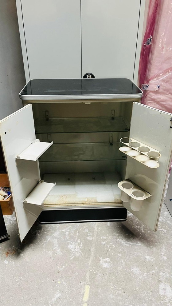 Image 1 of Metalen dokterskast, bureau en kastje, '60