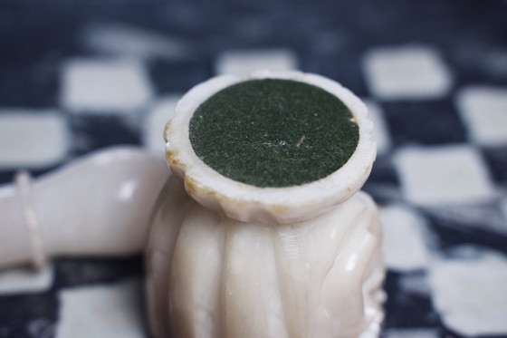 Image 1 of Antico mortaio e pestello orientale in alabastro intagliato, pezzo decorativo in pietra d'epoca