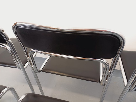 Image 1 of Suite de 6 chaises italiennes empilables vintage en métal chromé et skai noir des années 70 80
