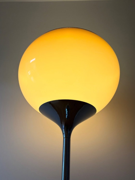 Lampada da terra 'Flash' 'Bud Grande' Space Age Harvey Guzzini anni '70 – Lampade da terra, Plexiglass (photo 10 of 13)