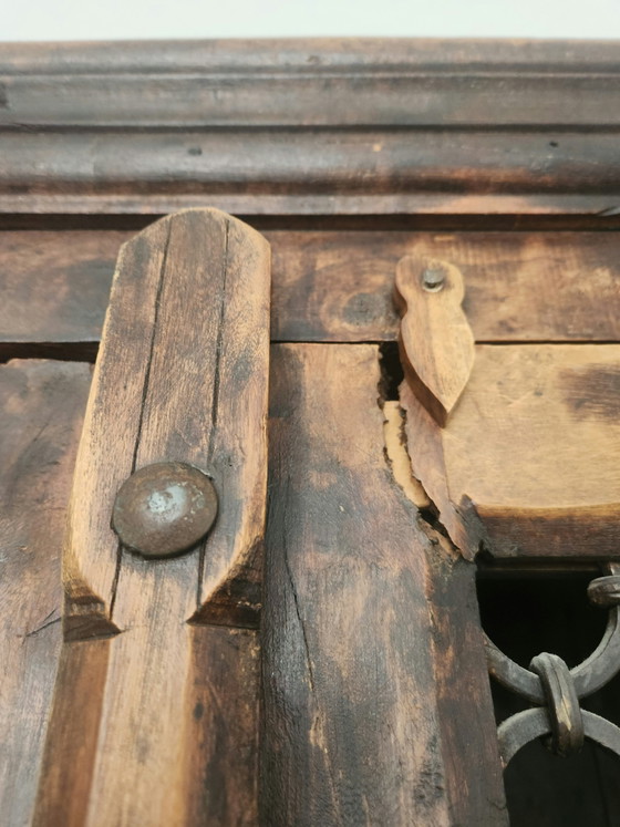 Massiver Kolonialer Antiker Holzschrank Mit Geschnitzten Türen Und Eisengitter Handgeschmiedet, Unikat, (photo 13 of 15)