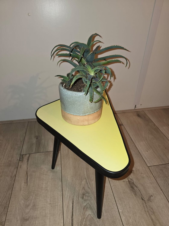 Image 1 of Magnifique table triangulaire jaune ocre des années 1960 avec un plateau en Formica