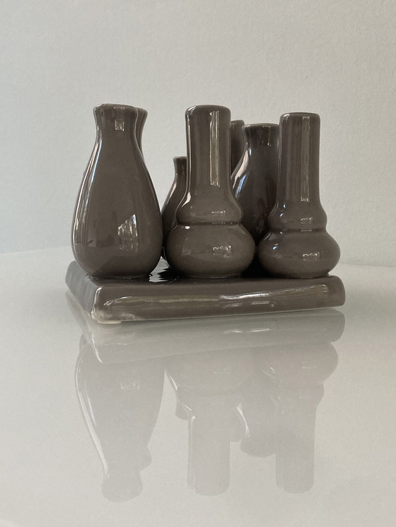 Image 1 of Vaasjes Vaas Op Een Vierkante Ondergrond